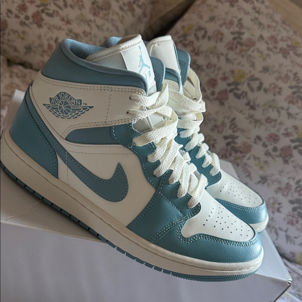 Woman’s Jordan 1 mid UNC WHITE/worn blue/sail